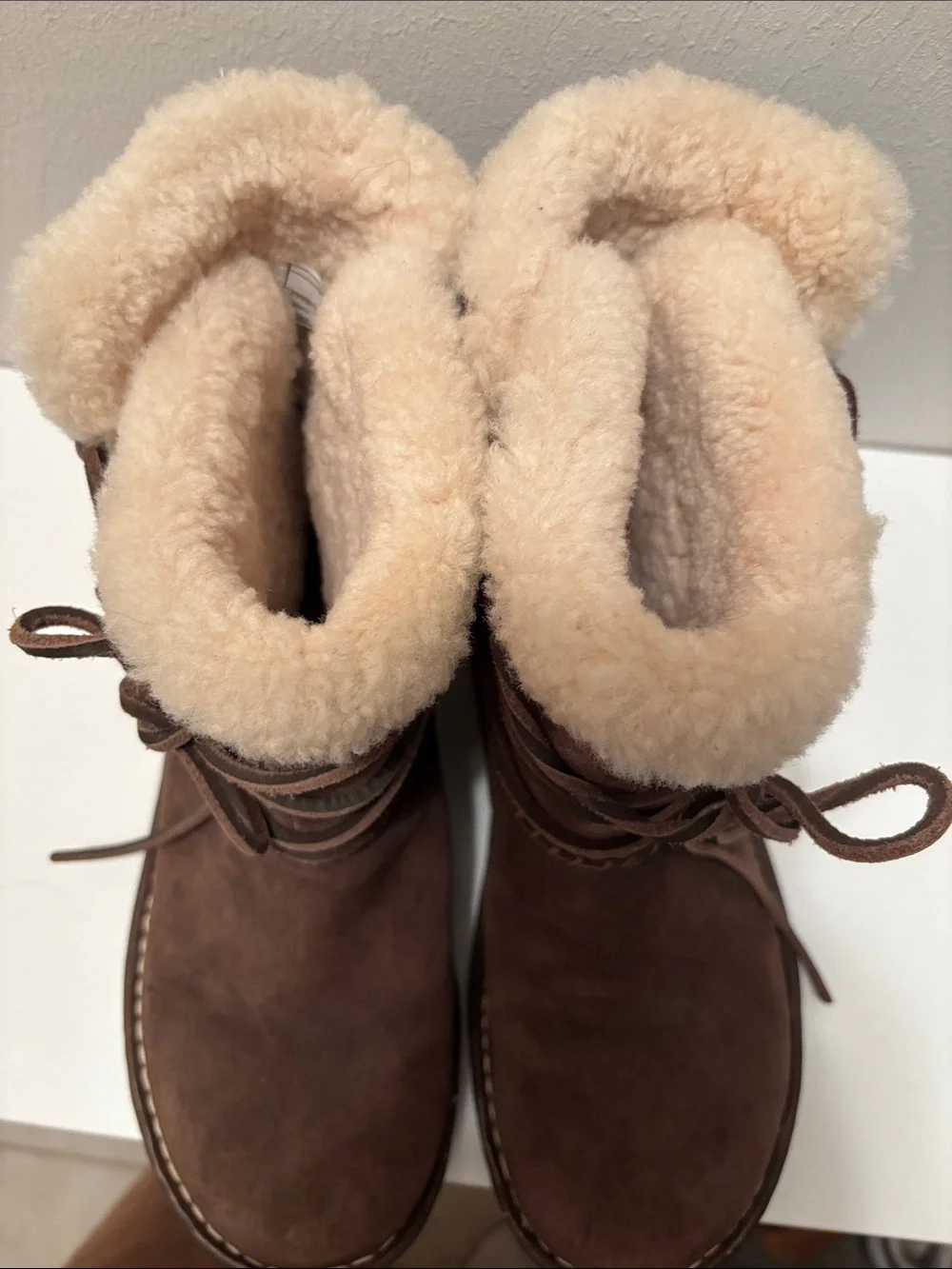 Ugg Caspia winter boots comfy shearling suede 9/40